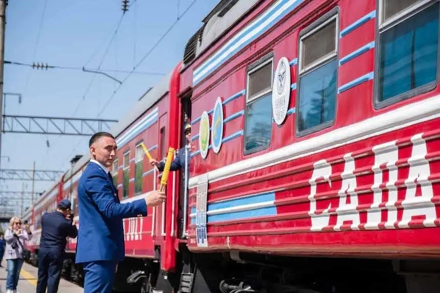 مەديتسينالىق پويىزدىڭ كومەگى