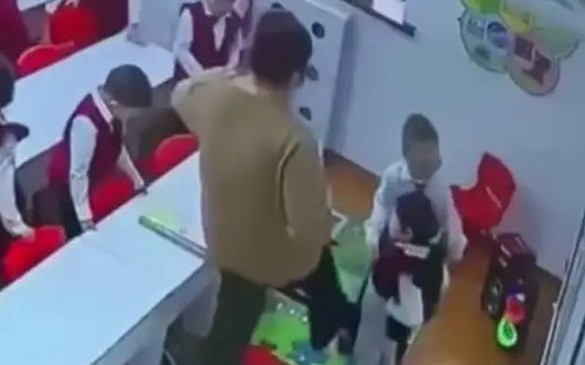 اتىراۋدا بالانى تەپكەن تاربيەشىگە ۇكىم شىقتى