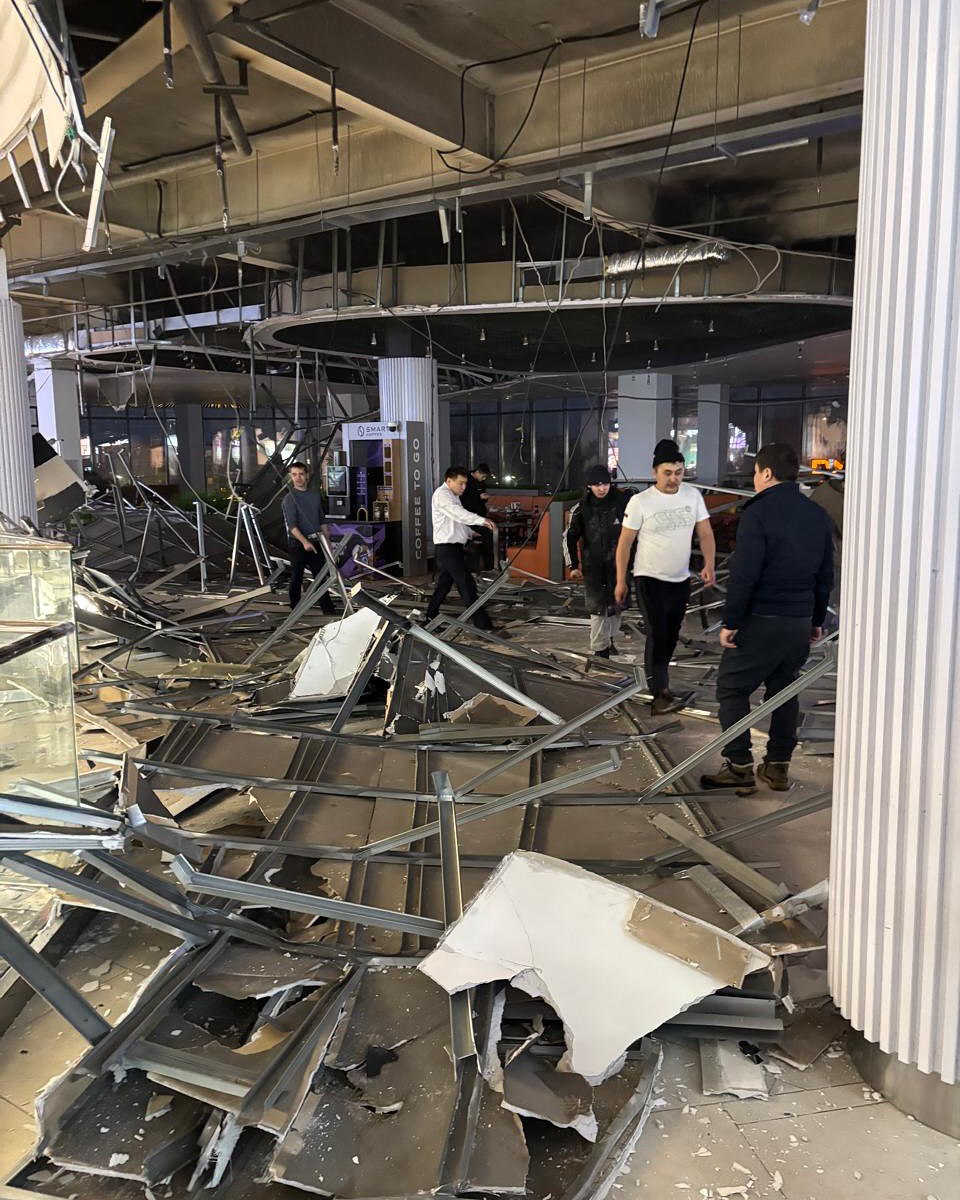 ەكىباستۇزدا ساۋدا ءۇيىنىڭ توبەسى وپىرىلىپ ءتۇستى