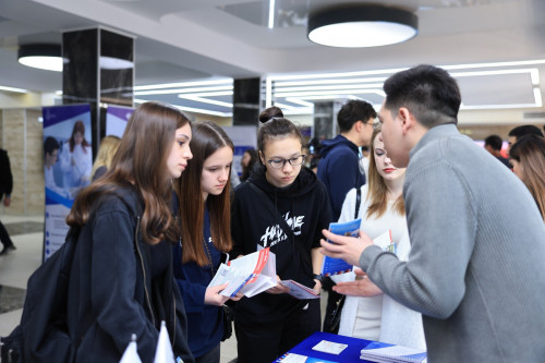 شەتەلدىك وقۋ ورىندارىنىڭ مۇمكىندىكتەرىمەن تانىستى