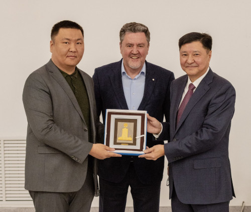 سەناتور ءدارىس وتكىزدى