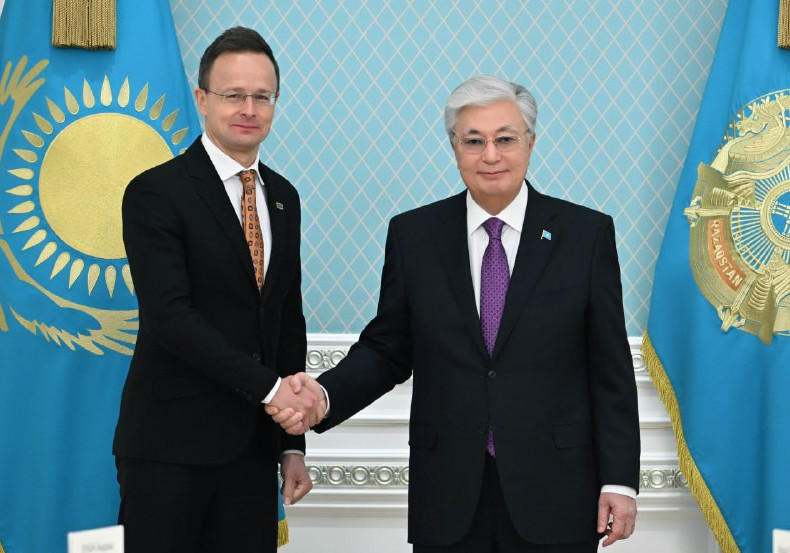 توقاەۆ ماجارستاننىڭ سىرتقى ىستەر ءمينيسترىن قابىلدادى