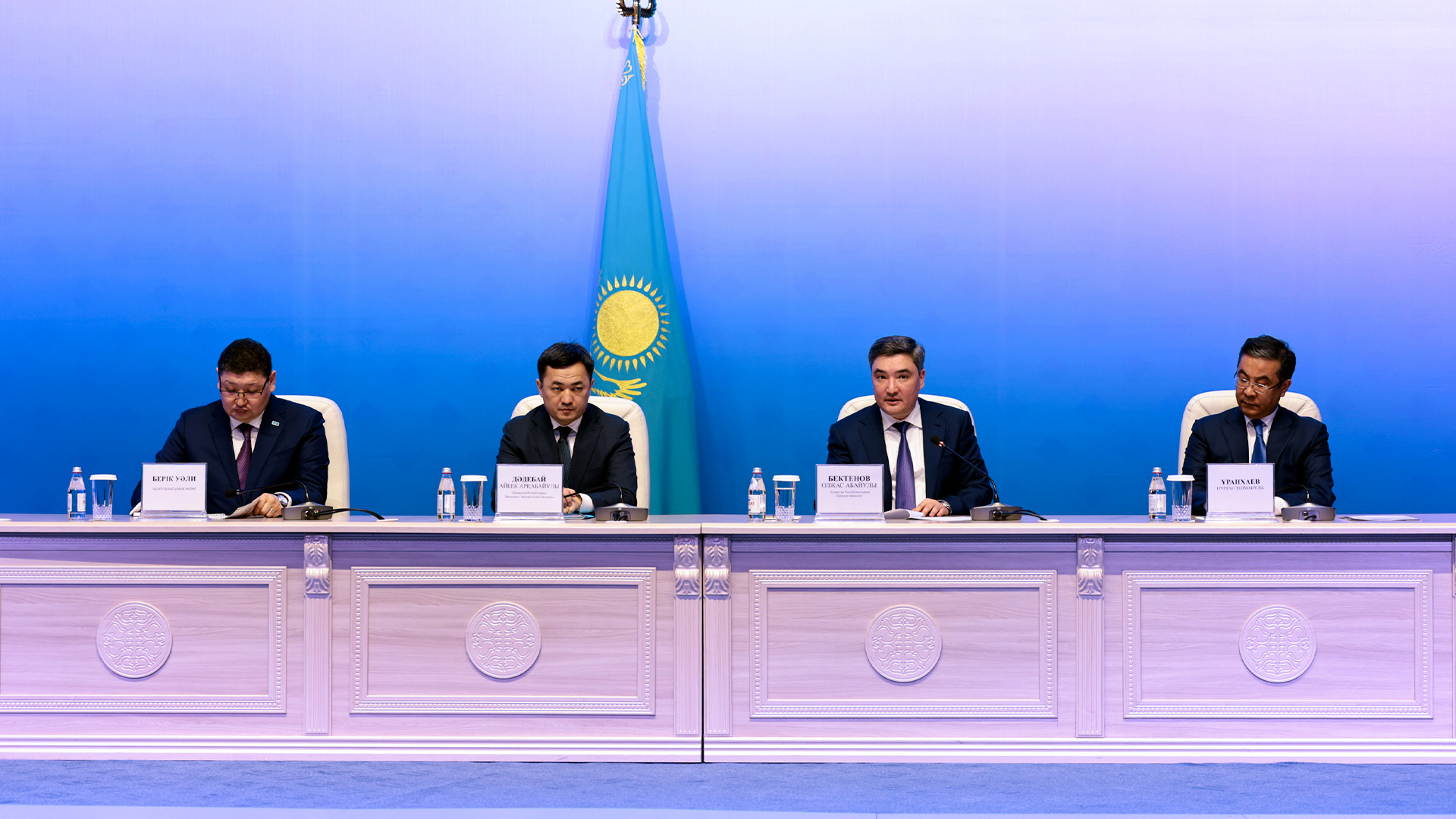 جاڭا اكىمدەردى تانىستىردى