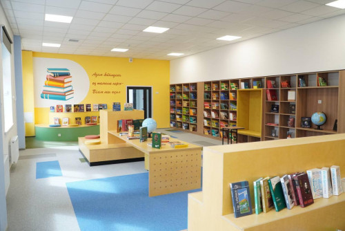 800 مەكتەپتە كىتاپ قورى جاڭارتىلدى