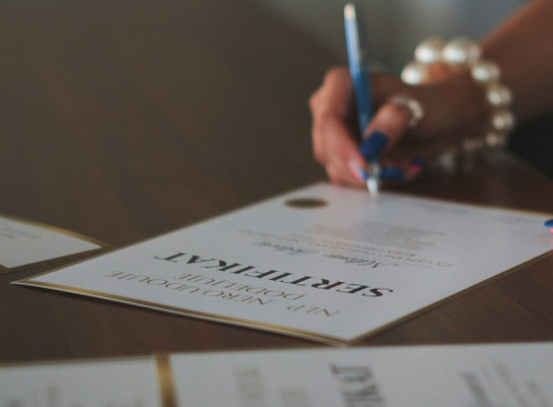 سەرتيفيكاتسىز مامان سەنىمگە سەلكەۋ تۇسىرەدى - دينارا ناۋموۆا