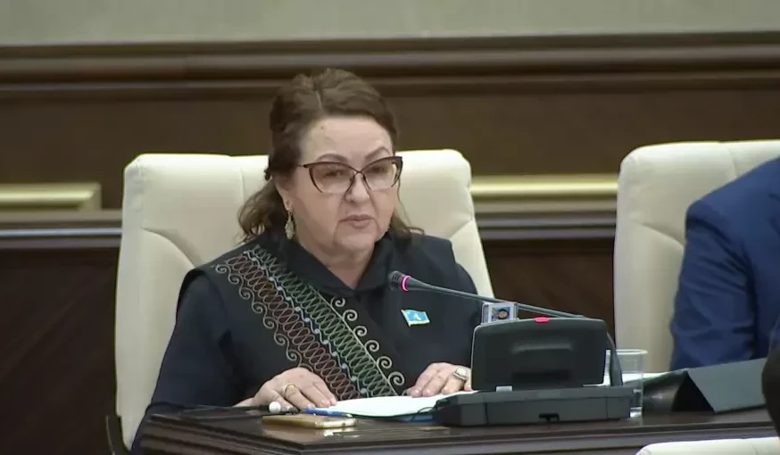 مەملەكەت بيزنەسكە كەدەرگى ەمەس, قولداۋ كورسەتۋى ءتيىس - دەپۋتات