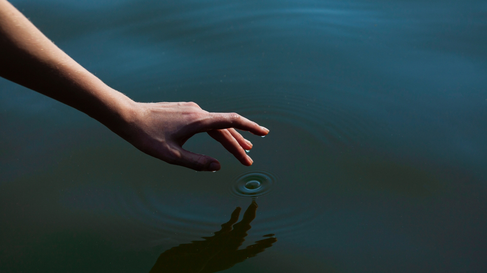 عالام عاجاپتارى: سۋعا باتپايتىن ادام