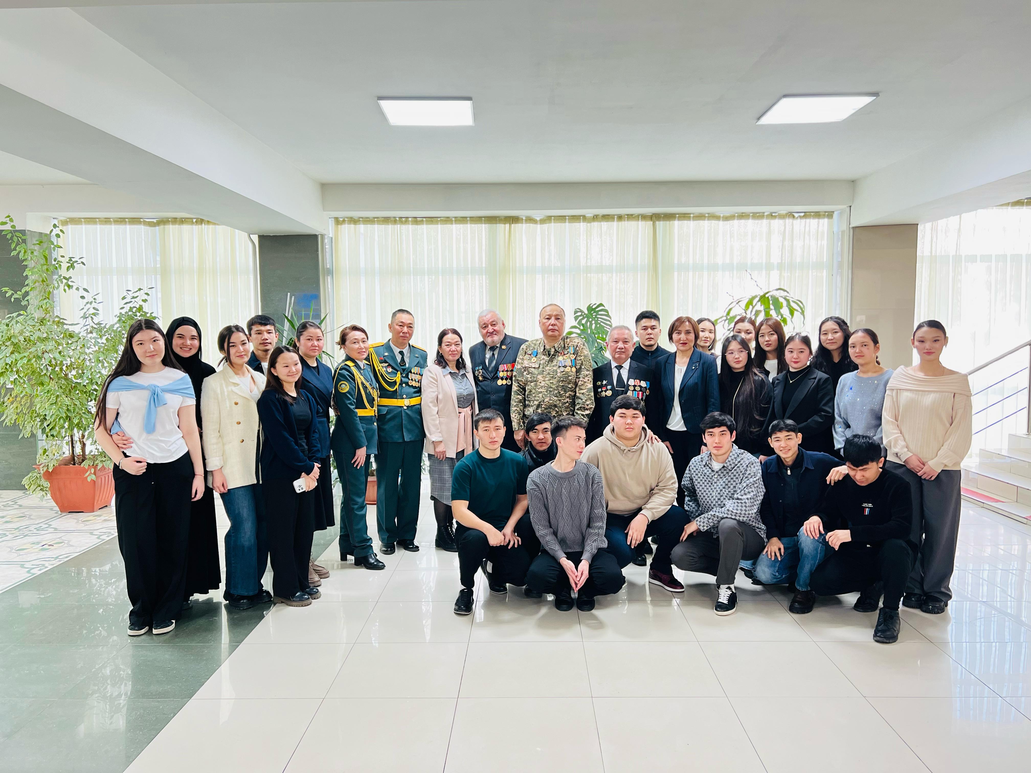 ستۋدەنتتەر اۋعان سوعىسى ارداگەرلەرىمەن كەزدەستى