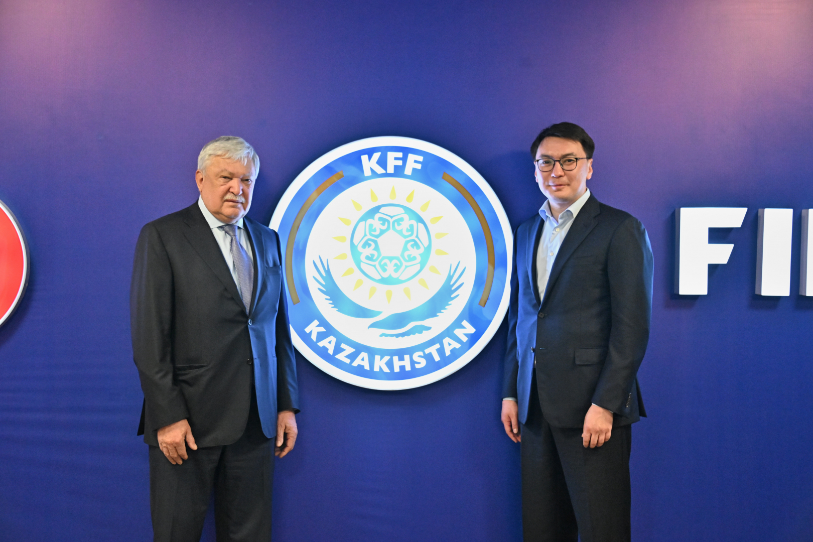 فيفا ۆيتسە-پرەزيدەنتى شاندور چاني قفف كەڭسەسىنە كەلدى