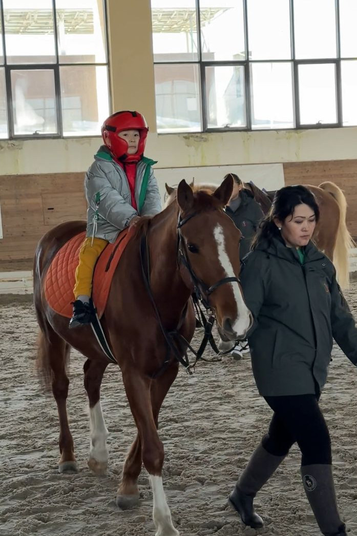 ەرەكشە بالالارعا ارنالعان يپپوتەراپيا ورتالىعى اشىلدى