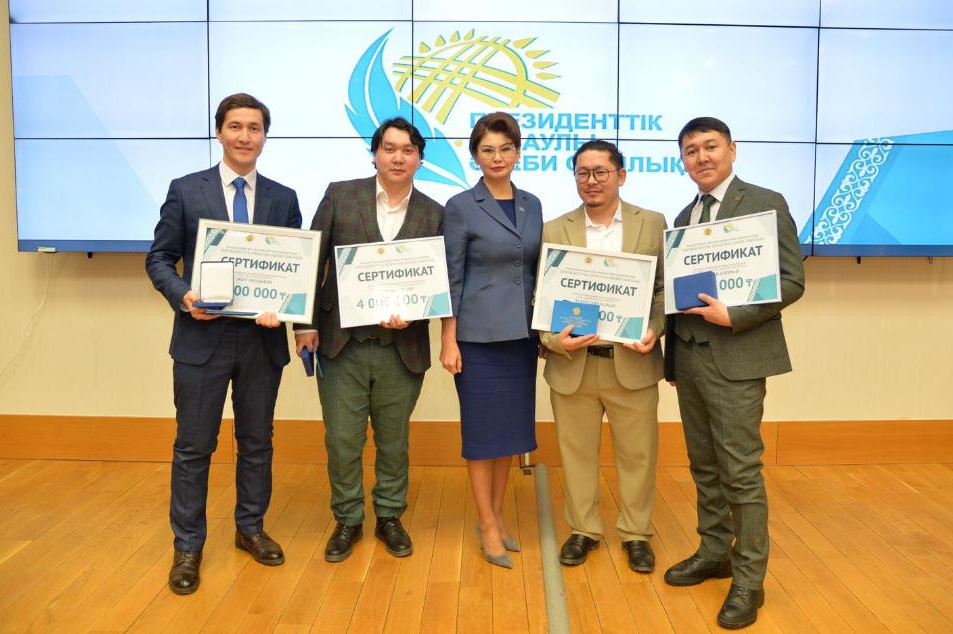 جاس اقىن-جازۋشىلارعا پرەزيدەنتتىك ارناۋلى ادەبي سىيلىق تابىستالدى