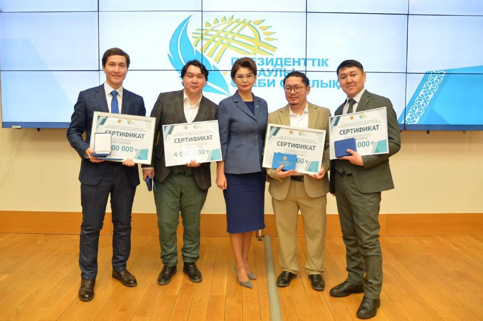 ارىپتەسىمىز ادەبي سىيلىققا يە بولدى