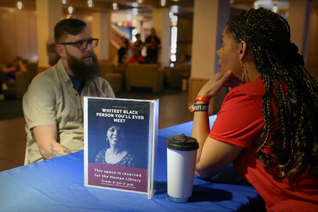 عالام عاجاپتارى: ءبىرتۇرلى كىتاپحانا