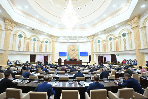 سەنات رەزەرۆتەگى اسكەري قىزمەت تۋرالى زاڭدى ماقۇلدادى