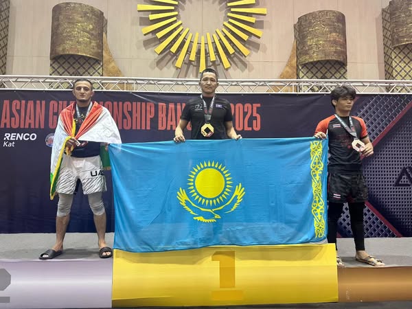 اكەلى-بالالىلار بانگكوكتە توپ جاردى