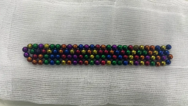 ەكى جاسار بالا 105 ماگنيتتى جۇتىپ قويعان