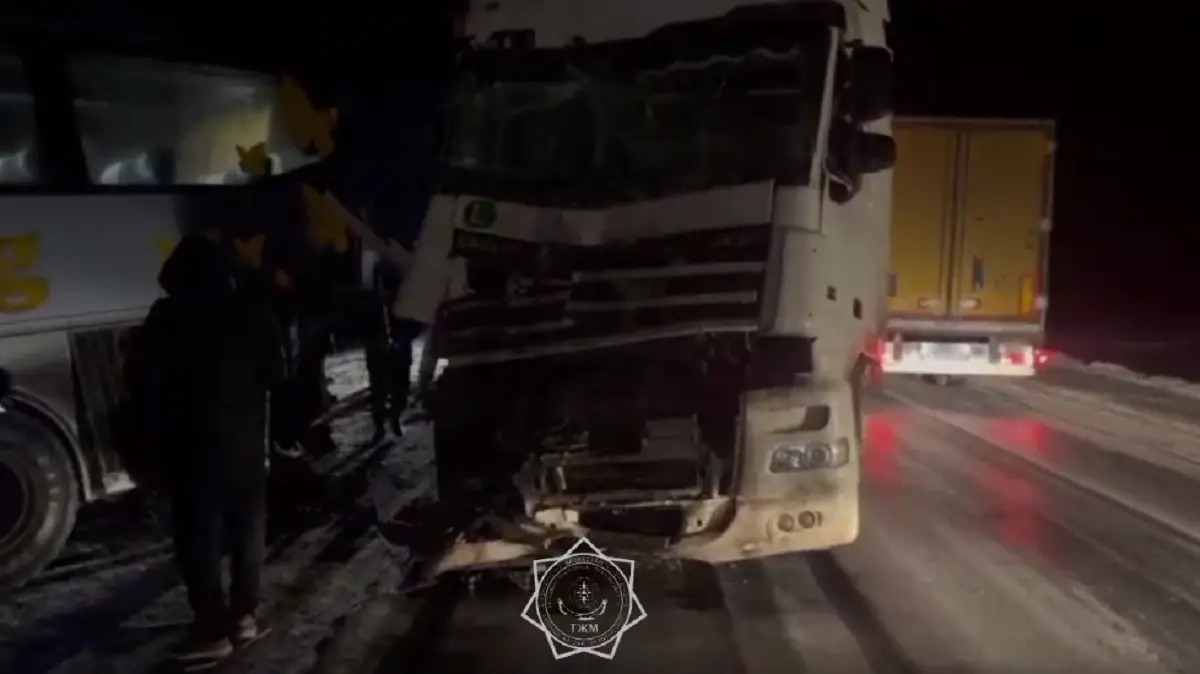 اقتوبە وبلىسىندا 33 جولاۋشىسى بار اۆتوبۋس جۇك كولىگىمەن سوقتىعىسقان