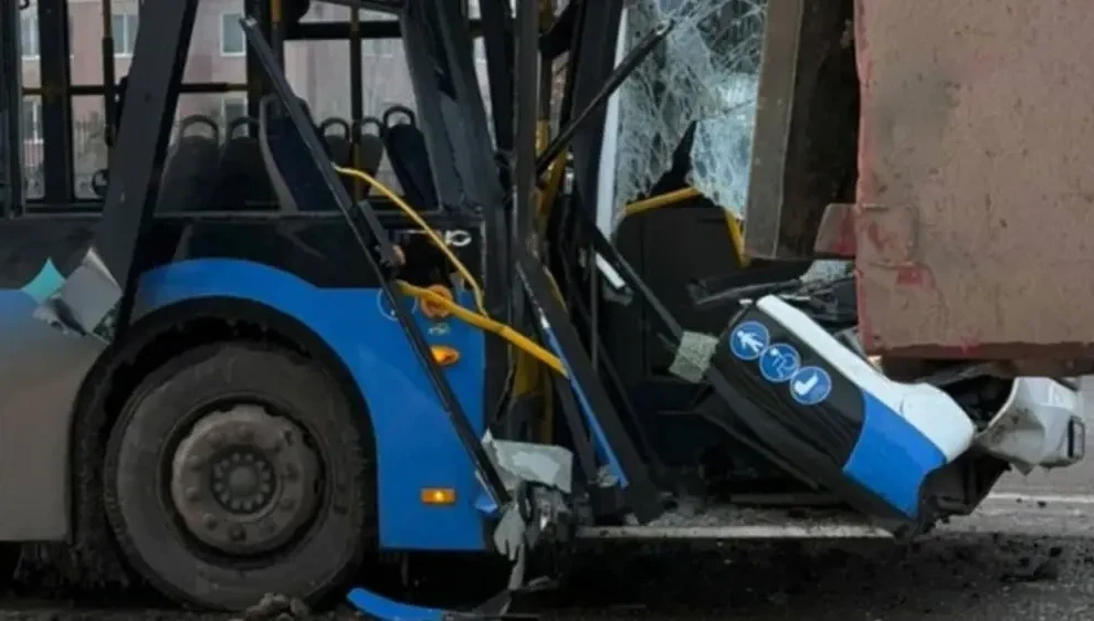 استانادا جولاۋشىلار اۆتوبۋسى جۇك كولىگىمەن سوقتىعىسقان