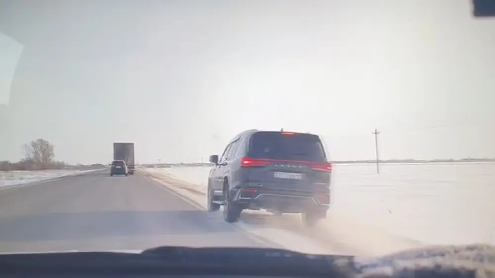 قوستانايدا ەكى پوليتسەي جۇمىستان بوساتىلدى