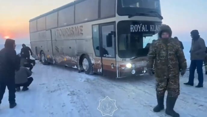 59 شەتەلدىك مىنگەن اۆتوبۋس جولدان شىعىپ كەتكەن