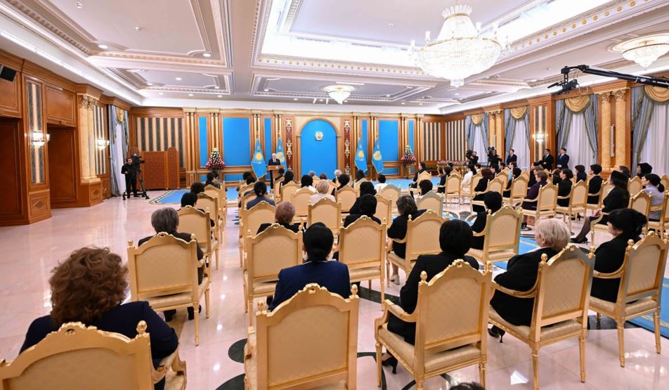 پرەزيدەنت: انالارى الاڭسىز قوعامدا بالالار دا باقىتتى ءومىر سۇرەدى