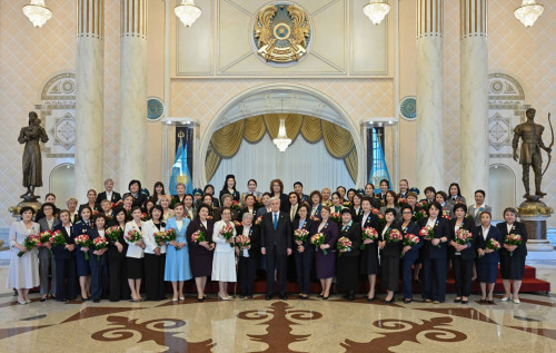 مەملەكەت باسشىسى ارۋلاردى  حالىقارالىق ايەلدەر كۇنىمەن قۇتتىقتادى