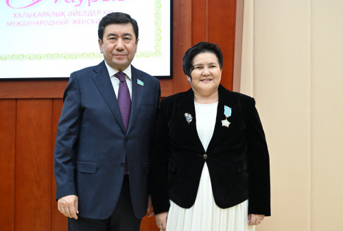 ەرلان قوشانوۆ ايەل دەپۋتاتتاردى كوكتەم مەرەكەسىمەن قۇتتىقتادى