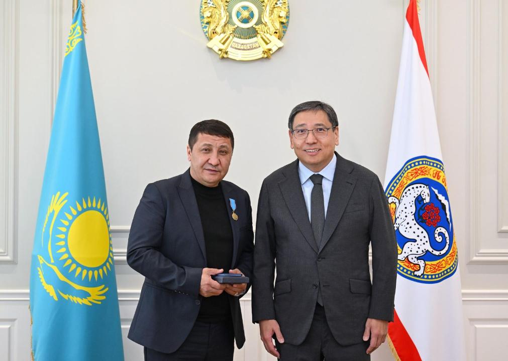 الماتى اكىمى اۋەجاي قىزمەتكەرىن قۇتقارعان ازاماتتى ماراپاتتادى