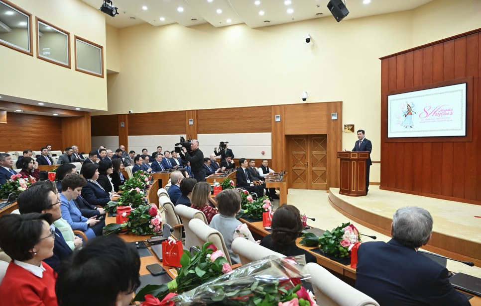 ماجىلىستەگى حانىمداردى قۇتتىقتادى