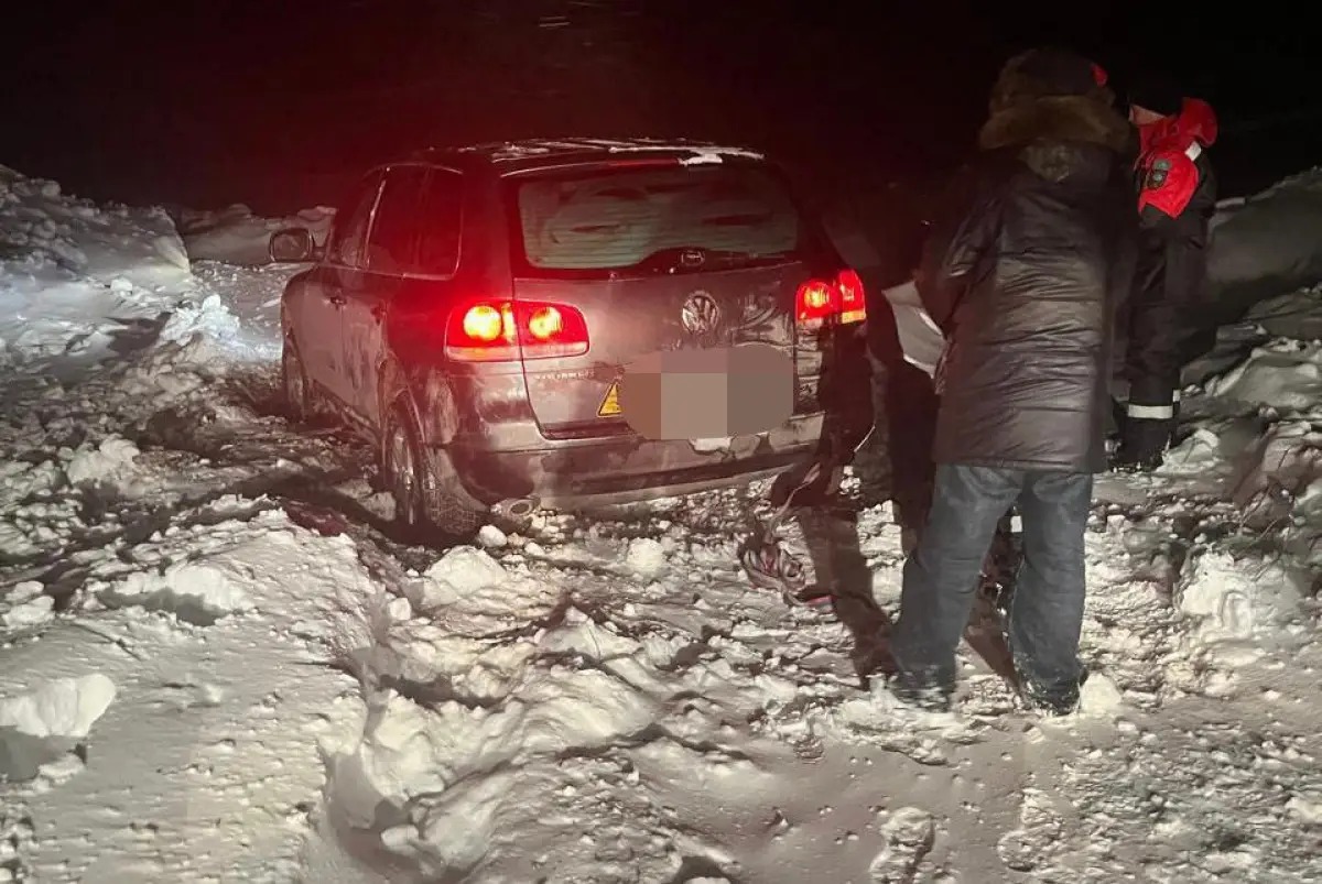 قازاقستاننىڭ ءتورت وڭىرىندە ونداعان ادام قار قۇرساۋىنان قۇتقارىلدى