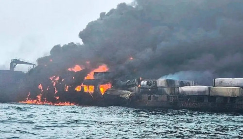 سولتۇستىك تەڭىزىندە مۇناي تانكەرى مەن جۇك كەمەسى سوقتىعىستى