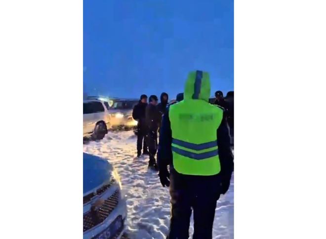 شقو پوليتسەيلەرى قارلى بوراندا 250 كولىككە كومەككە كەلدى