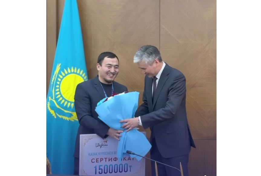  ۇلىتاۋ اكىمى الەم چەمپيونىنا قۇرمەت كورسەتتى