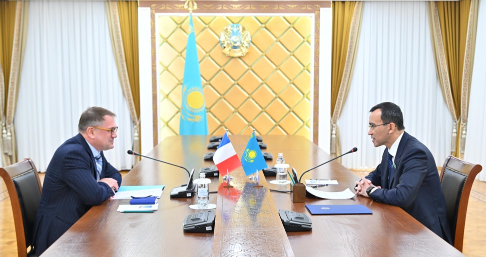 فرانتسيا ەلشىسىمەن كەزدەستى