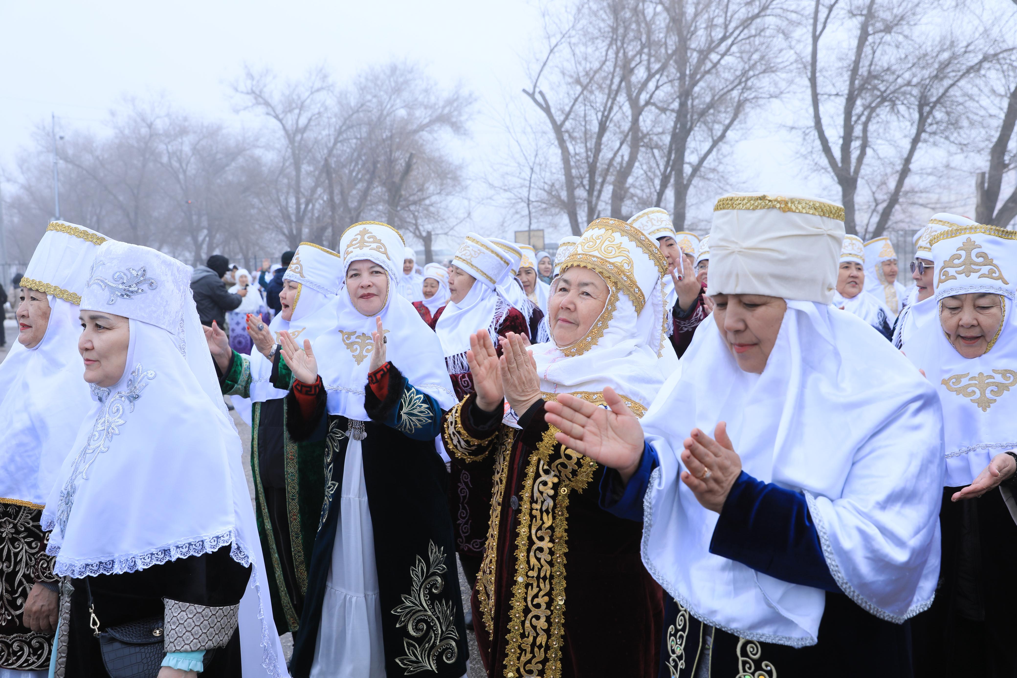 اقتوبەدە 100 اجە مەن 100 كەلىن ۇلتتىق قۇندىلىقتاردى دارىپتەدى