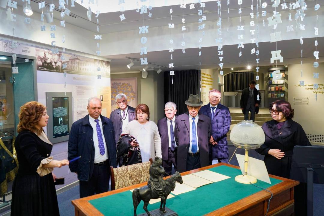 قازاق-وزبەك قالامگەرلەرى ادەبي بايلانىستى نىعايتۋ ماسەلەسىن تالقىلادى