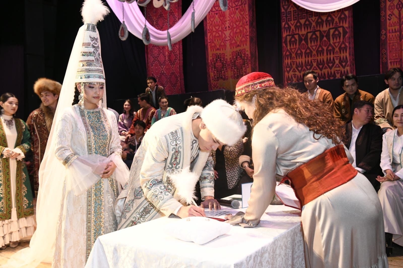 تەاتردا تابىسقاندار