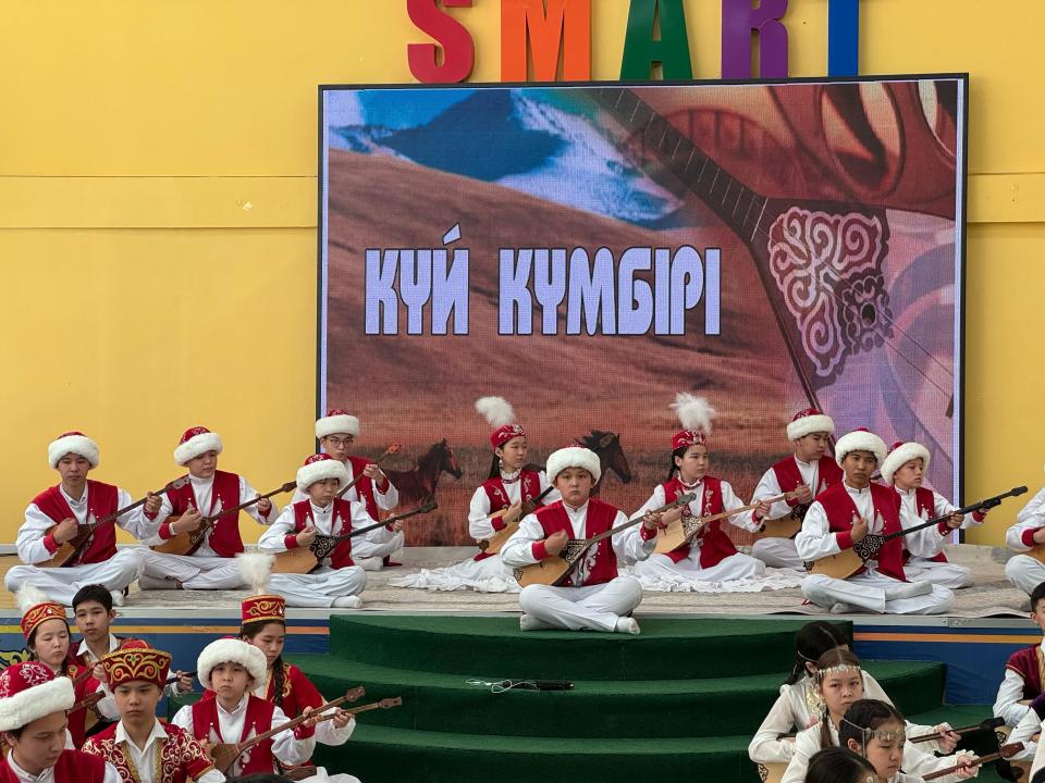 1 ميلليونعا جۋىق جاس ءبىر مەزەتتە  كۇي تارتتى