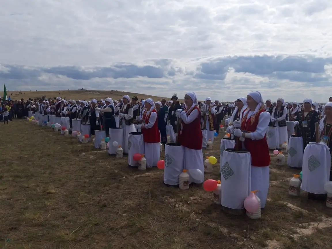 10 000 ليتر قىمىز پىسكەن