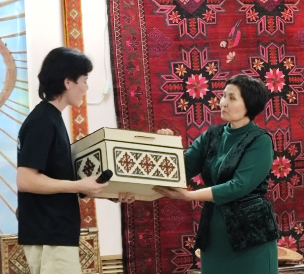 سىر ساندىقتى اشىپ قارا...