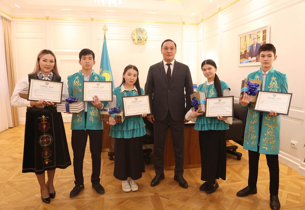 قاراشوكەەۆ زەرەك وقۋشىلارعا العىس ءبىلدىردى