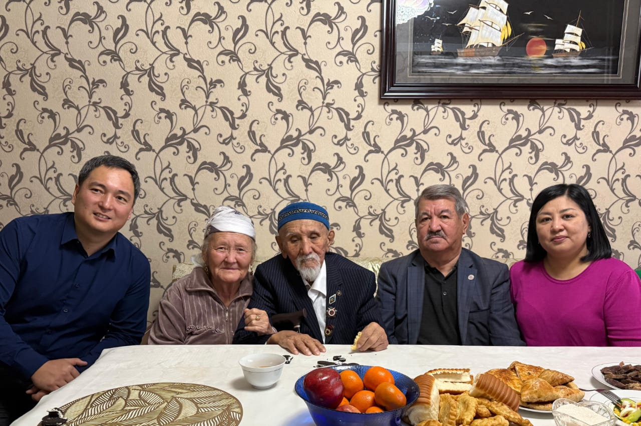 مايدانگەر قالامگەرگە قۇرمەت كورسەتتى