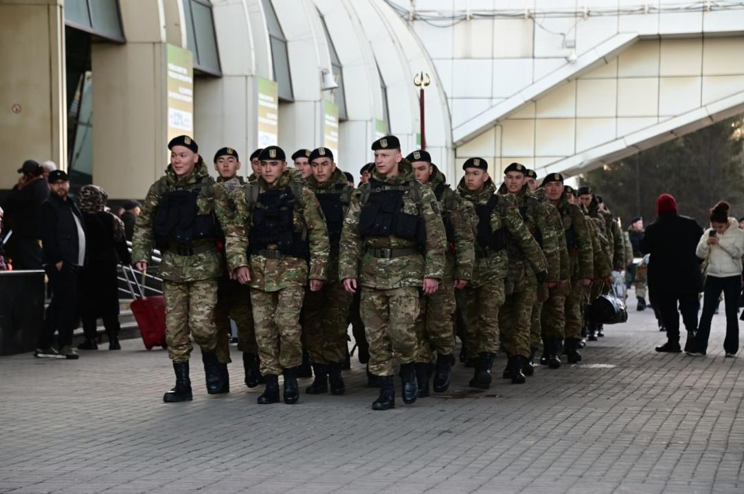 تەڭىز جاياۋ اسكەرى جەڭىستىڭ 80 جىلدىعىنا ارنالعان پارادقا قاتىسادى