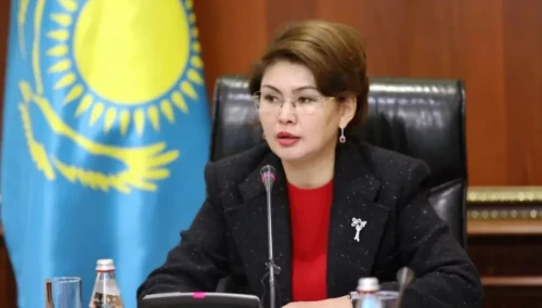 ايدا بالاەۆا تەاتر قىزمەتكەرلەرىن كاسىبي مەرەكەسىمەن قۇتتىقتادى