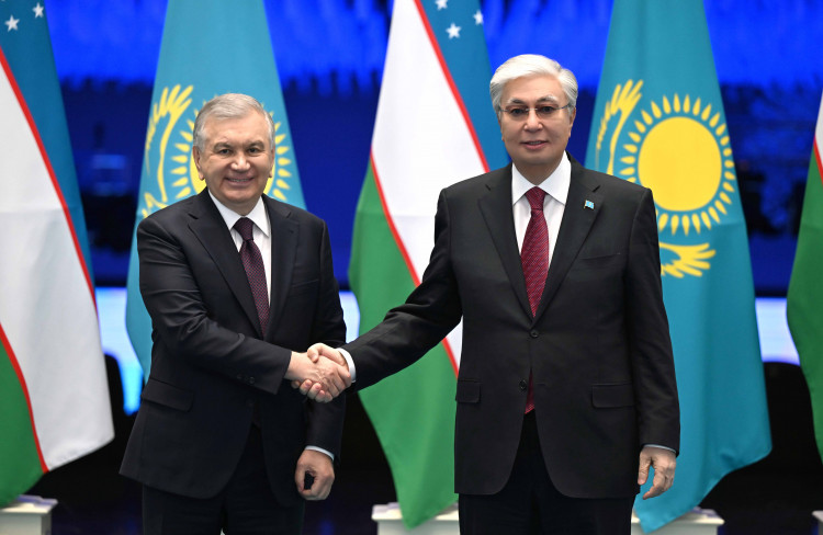 ق.توقاەۆ پەن ش.ميرزيوەۆ الماتىدا بەيرەسمي كەزدەسۋ وتكىزدى