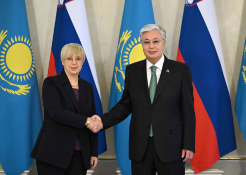 پرەزيدەنت ناتاشا پيرتس-مۋسارمەن شاعىن قۇرامدا كەلىسسوز جۇرگىزدى