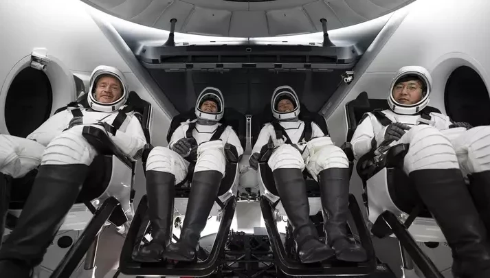 Crew Dragon عارىش كەمەسى العاشقى وربيتالىق رەيسىن جاسادى