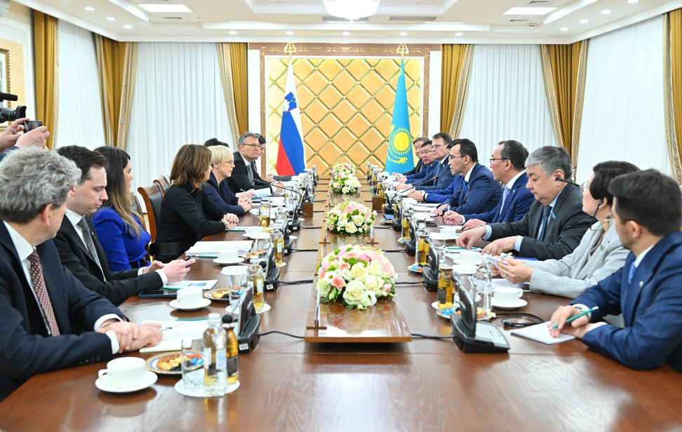 سەنات توراعاسى سلوۆەنيا پرەزيدەنتىمەن كەزدەستى