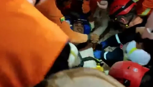 ميانمادا 100 ساعاتتان كەيىن ءۇيىندى استىنان ادام قۇتقارىلدى