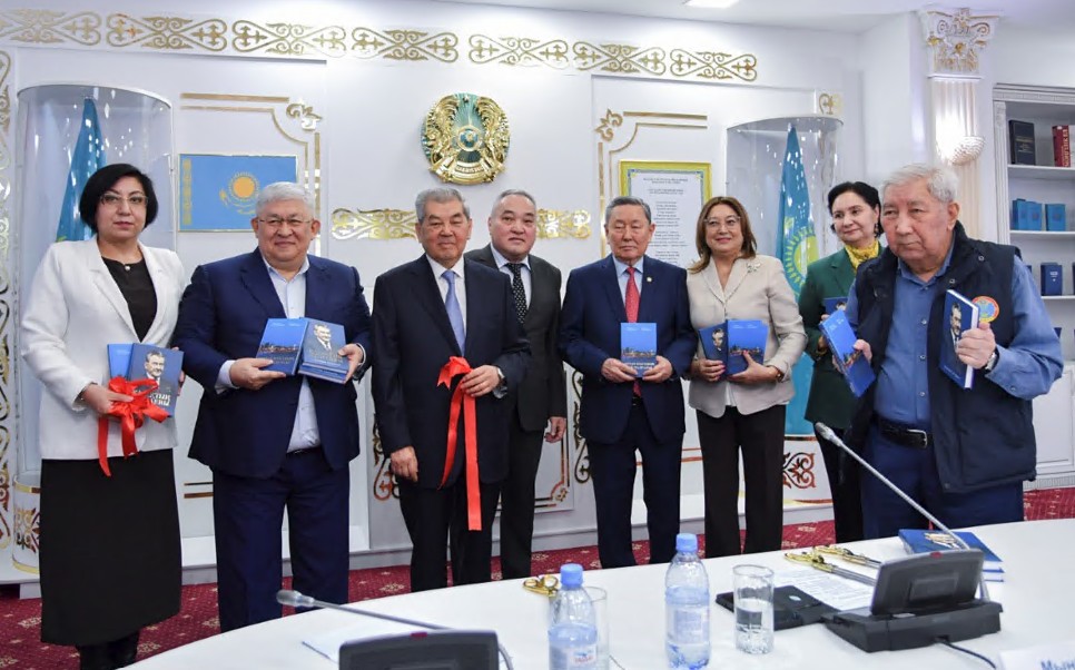 مەملەكەتشىلدىكتى دارىپتەگەن قوس جيناق